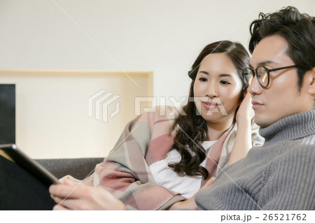 リビングルームでくつろぐ男女 リビングルームでくつろぐ男女 26521762