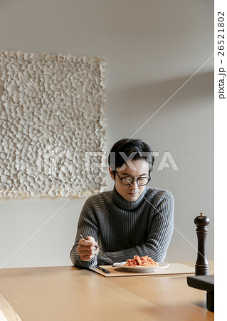 食事をする男性 26521802