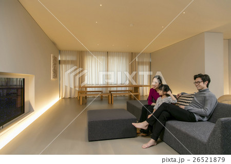 リビングルームでくつろぐ家族 26521879