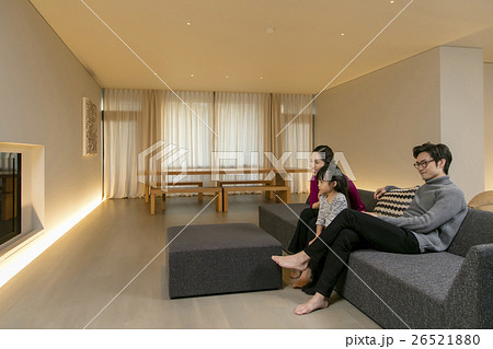 リビングルームでくつろぐ家族 リビングルームでくつろぐ家族 26521880