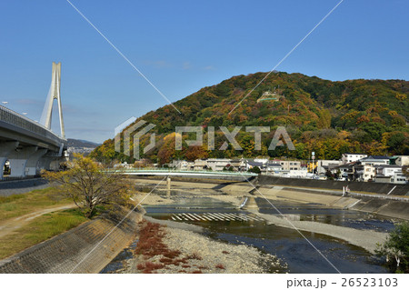 秋の猪名川　五月山 26523103