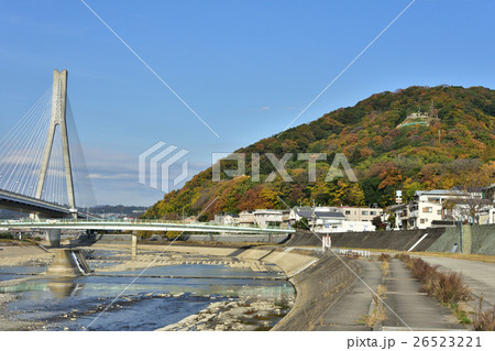 秋の猪名川　五月山 26523221