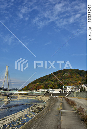 秋の猪名川　五月山 26523246