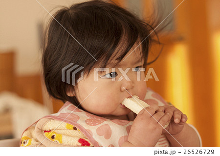 パンを食べる赤ちゃん 26526729