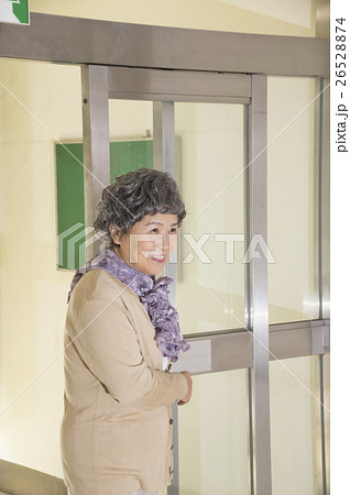 通院するシニア女性 26528874
