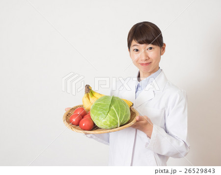 ざるに入った野菜を持つ女性 26529843