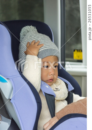 チャイルドシートに座る幼児 26531055
