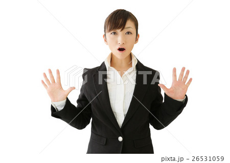 【切り抜きパス付き】びっくりする女性 26531059