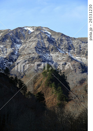 雪化粧と紅葉の浅草岳 26531230