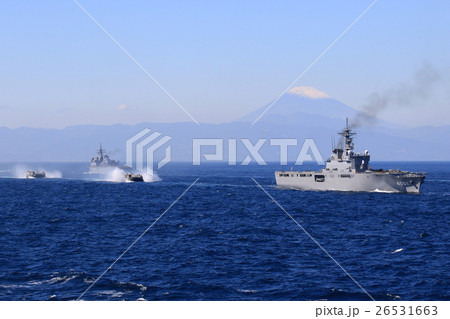 輸送艦「おおすみ」と富士山 26531663