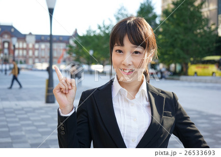 笑顔で指を指すスーツ姿の女性 笑顔で指を指すスーツ姿の女性 26533693