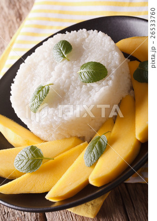 Thai style dessert, glutinous rice eat with mango Thai style dessert, glutinous rice eat with mango 26533760