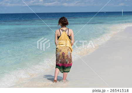 浜辺を歩く女性 浜辺を歩く女性 26541518