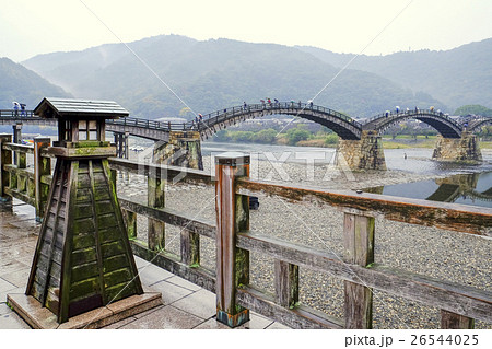 灯篭と錦帯橋 26544025