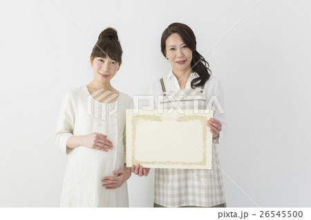 妊娠した娘を褒める母親 賞状 妊娠した娘を褒める母親 賞状 26545500