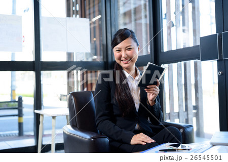 おしゃれなカフェでスケジュールを確認する女性　キャリアウーマン　オフィス　カフェノマドイメージ 26545501