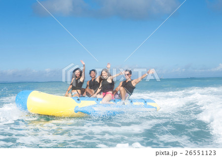 バカンス バナナボートを楽しむ仲間 バカンス バナナボートを楽しむ仲間 26551123