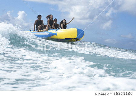 バカンス　バナナボートを楽しむ仲間 26551136