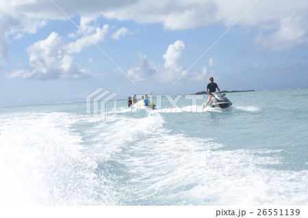 バカンス バナナボートを楽しむ仲間 バカンス バナナボートを楽しむ仲間 26551139