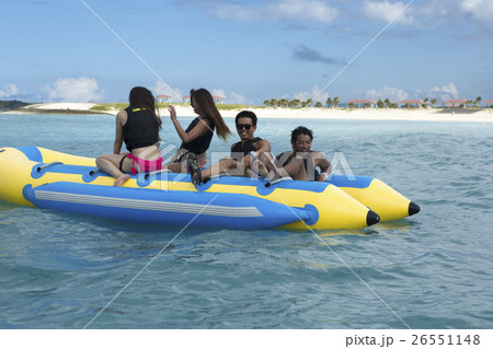バカンス　バナナボートを楽しむ仲間 26551148