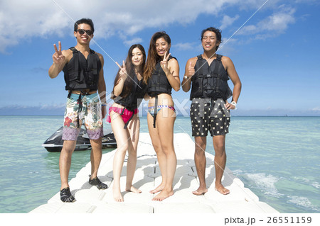 リゾートを楽しむ仲間 26551159