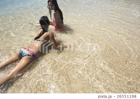 リゾート　海水浴を楽しむ女性 26551198