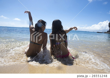 リゾートを楽しむ仲間 26551248