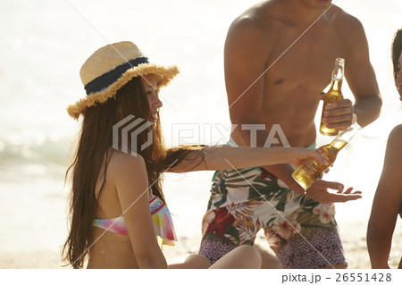 リゾートを楽しむ仲間 26551428