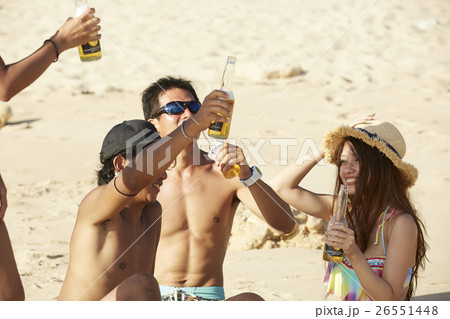 リゾートを楽しむ仲間 26551448