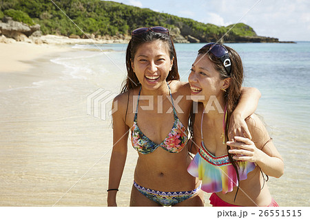 リゾートを楽しむ仲間 26551515