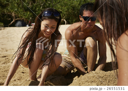 リゾートを楽しむ仲間 26551531