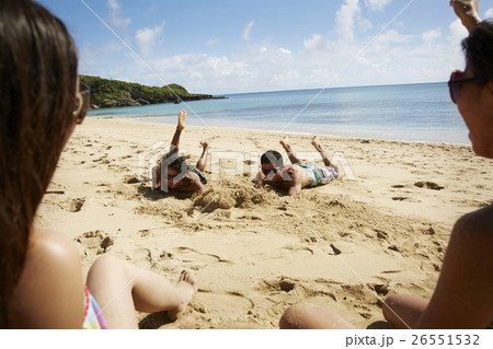 リゾートを楽しむ仲間 リゾートを楽しむ仲間 26551532