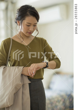 出勤前の若い女性 26555863