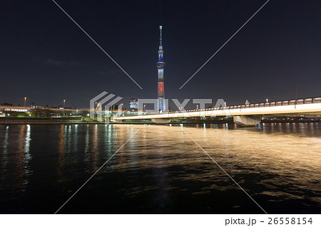 隅田川に架かる桜橋と、ちらし寿司をイメージしたライティングの東京スカイツリーの夜景 隅田川に架かる桜橋と、ちらし寿司をイメージしたライティングの東京スカイツリーの夜景 26558154