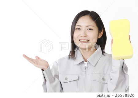 洗車スポンジを持つ若い女性 26558920