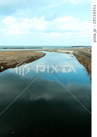 海辺の川の流れ込む風景 26559341