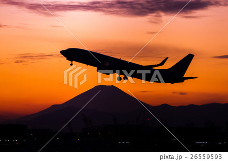 富士山と飛行機のシルエット 26559593
