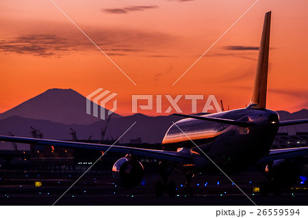 富士山と飛行機のシルエット 26559594