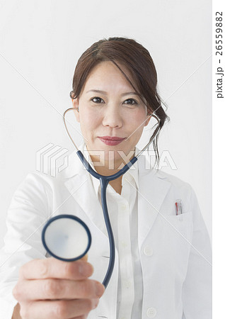 聴診器を差し出すミドル女医 聴診器を差し出すミドル女医 26559882