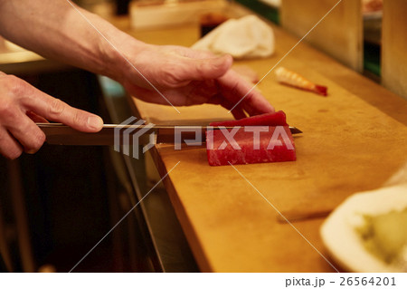 刺身を捌く職人の手元 26564201