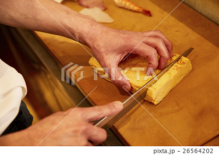 刺身を捌く職人の手元 26564202