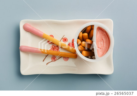 Biscuit cookie sticks with pink fruit cream  26565037