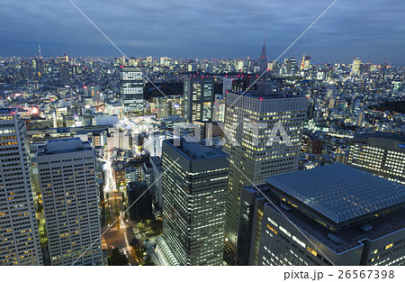 東京都市風景 新宿駅周辺と都心全景 夜景 繁華街 東京タワーと東京スカイツリーを同時に望むの写真素材