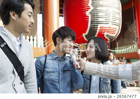 東京観光 浅草 浅草寺 インタビュー 報道 東京紹介 TV中継 汎用イメージ 若者3人 東京観光 浅草 浅草寺 インタビュー 報道 東京紹介 TV中継 汎用イメージ 若者3人 26567477