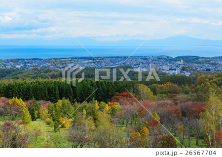 紅葉の天都山より網走市街と知床連山を望む 紅葉の天都山より網走市街と知床連山を望む 26567704