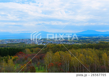 紅葉の天都山より網走市街と知床連山を望む 紅葉の天都山より網走市街と知床連山を望む 26567705