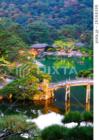 ライトアップされた栗林公園 26568399