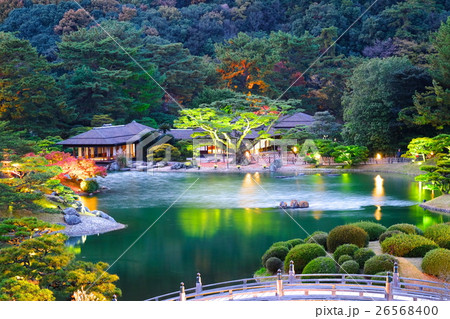 ライトアップされた栗林公園 26568400