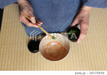 着物の女性が畳の上でピンク色の萩茶碗で抹茶を泡立てる 着物の女性が畳の上でピンク色の萩茶碗で抹茶を泡立てる 26570949