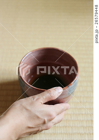 抹茶の入った茶碗を右手で畳に置く女性　茶道と日本の伝統文化 26579448